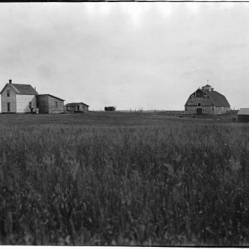 Wm. Notman & Son. Mackie's farm, North Battleford, SK, 1920, 1920. Silver salts on film, (20 x 25 cm). McCord Museum VIEW-8549